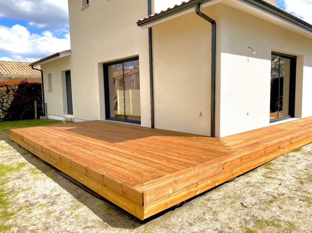 terrasse en Pin US petit noeud marron lisse